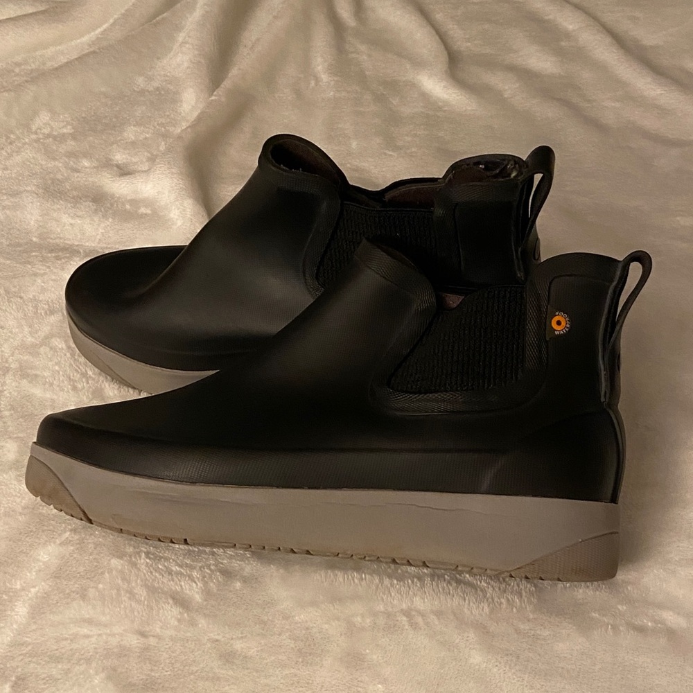 Black Slip-On women kicker rain II Shoes Size 8